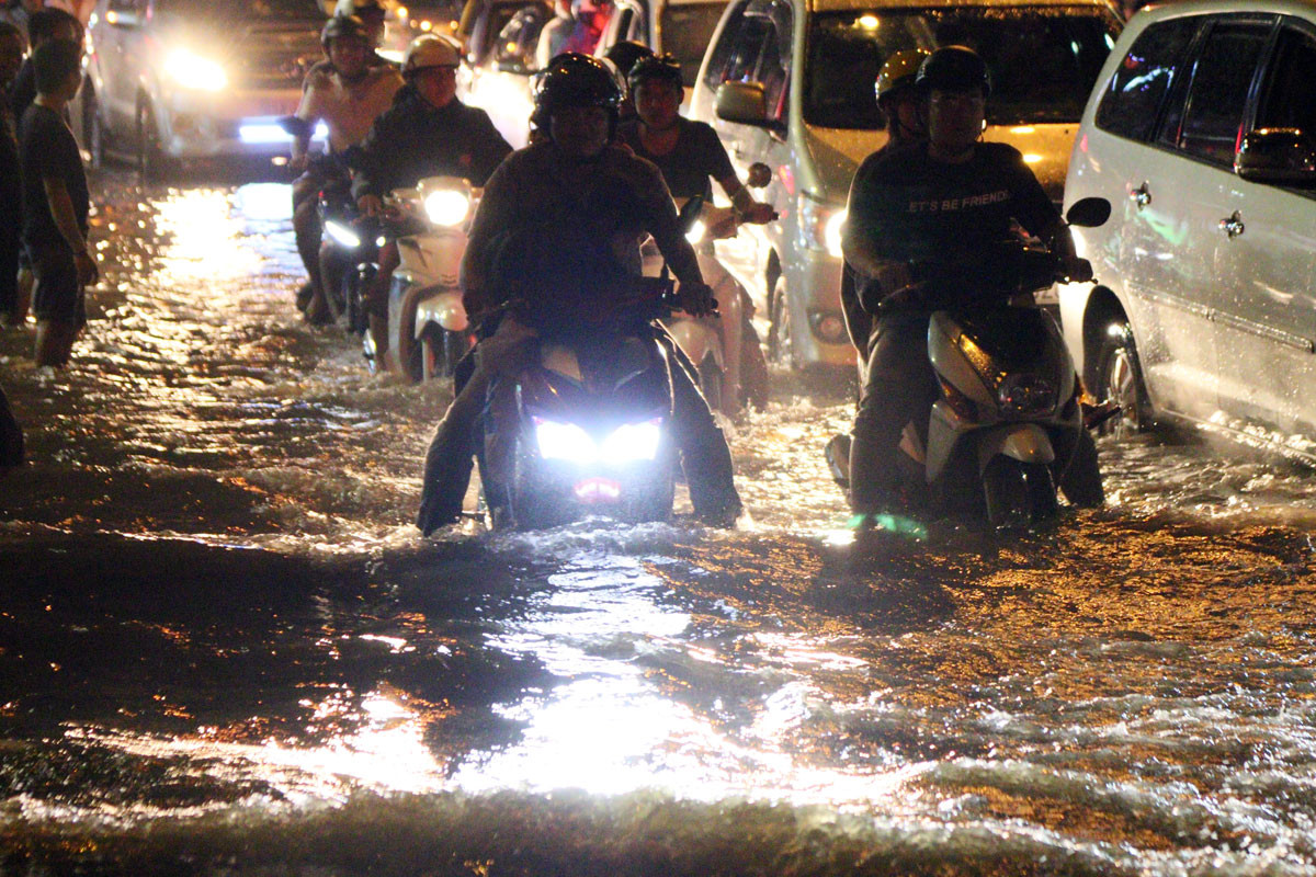 Triều cường tràn đê, tài sản người dân bị nhấn chìm ảnh 9