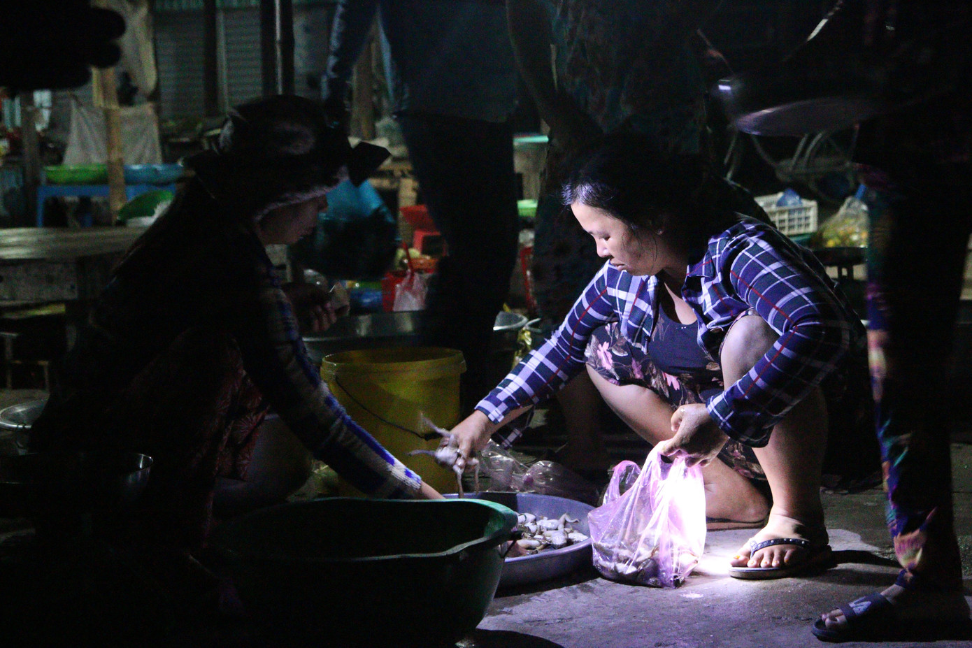 Nửa đêm đi 'chợ ma' giữa vùng nước nổi ảnh 5