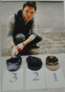 Biên chỉ vào chiếc mũ mình đội ngày gây án