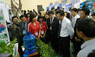 Học sinh tự tin trả lời những câu hỏi liên quan đến đề tài do Bộ trưởng Bộ GD-ĐT Phạm Vũ Luận đặt ra.. Học sinh tự tin trả lời những câu hỏi liên quan đến đề tài do Bộ trưởng Bộ GD-ĐT Phạm Vũ Luận đặt ra.