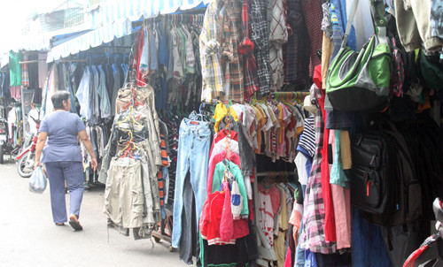 Bà nội trợ và sinh viên trẻ là đối tượng khách hàng thân thuộc của các chợ đồ cũ. Họ cho rằng hàng cũ nhưng sử dụng vẫn tất và giá rẻ gấp nhiều lần thì tại sao lại bỏ qua