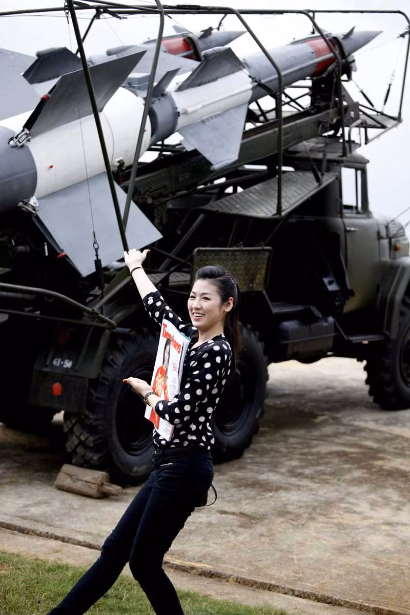 Hồn nhiên tạo dáng bên bệ phóng tên lửa. Hồn nhiên tạo dáng bên bệ phóng tên lửa