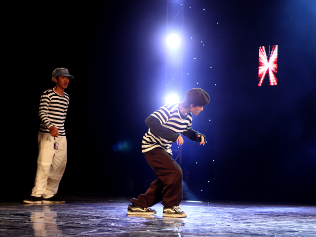 Trang phục thi đấu của các đội khá được chú ý