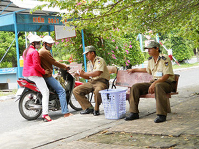 Trạm thu phí dưới chân núi Cấm 