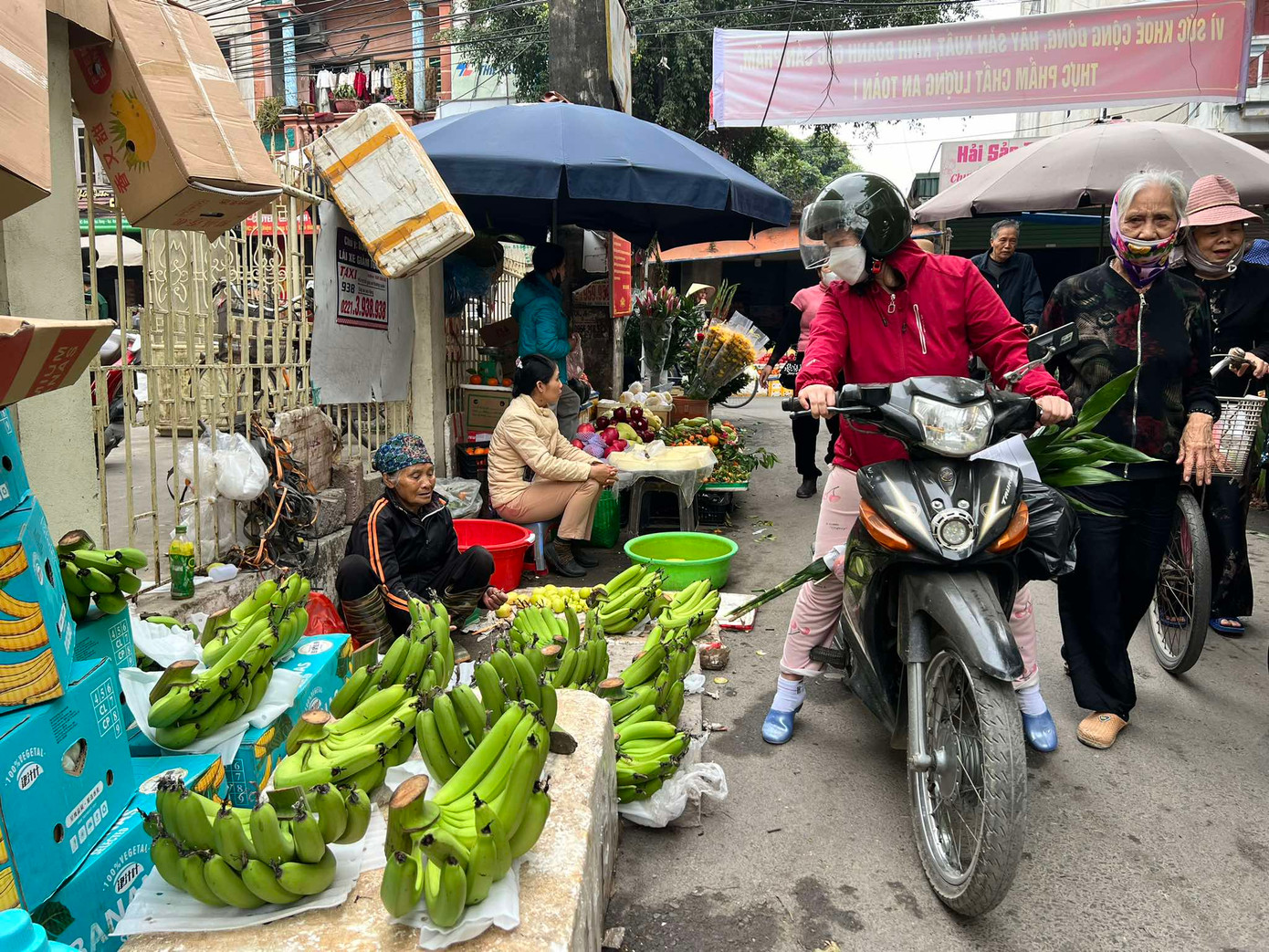 Chuối xanh tăng giá chóng mặt tại chợ dân sinh.