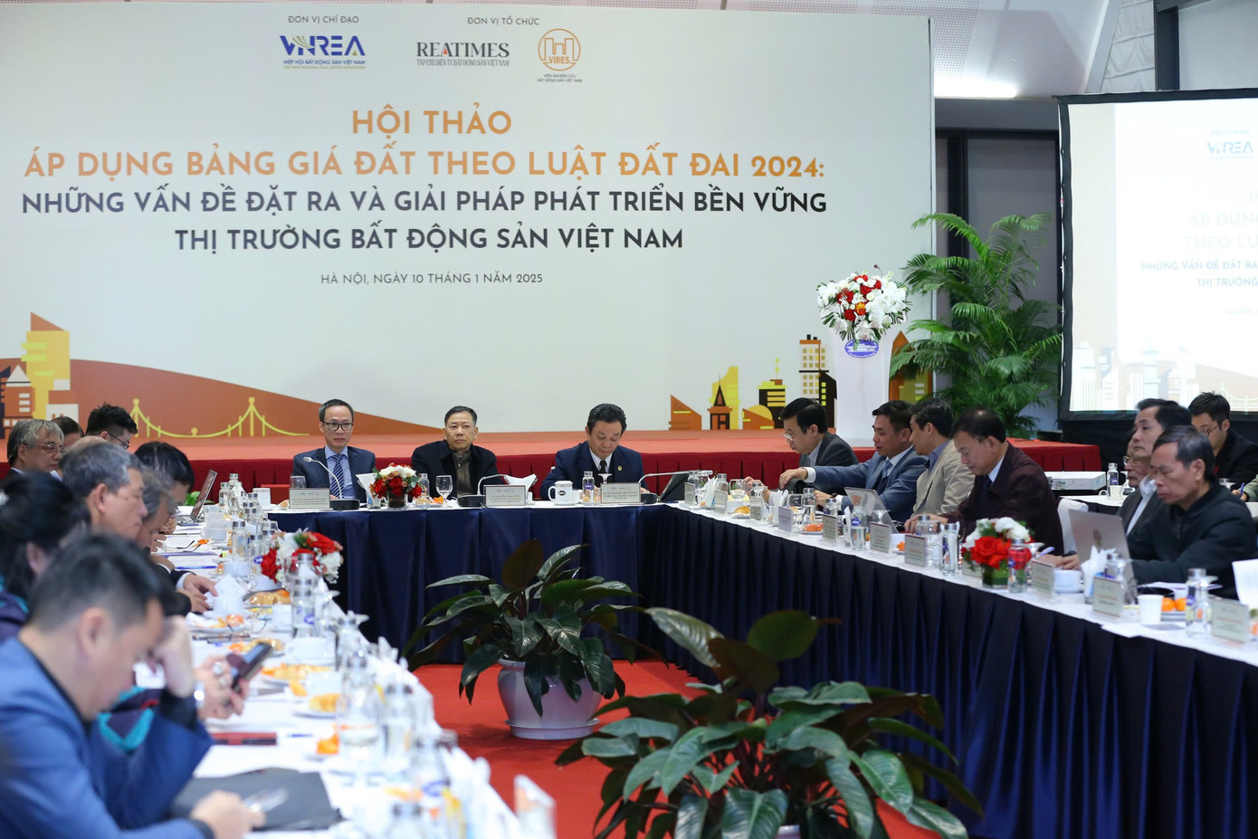 Toàn cảnh hội thảo ngày 10/1. Toàn cảnh hội thảo ngày 10/1.