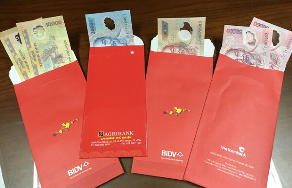 Nhiều ngân hàng "chạy sô" lì xì khách đầu năm.