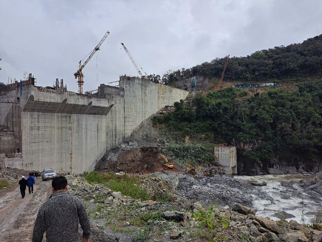 Hiện trường vụ tai nạn sập giàn giáo tại thủy điện Đắk Mi 1 khiến 3 người chết, 2 người mất tích. Hiện trường vụ tai nạn sập giàn giáo tại thủy điện Đắk Mi 1 khiến 3 người chết, 2 người mất tích.