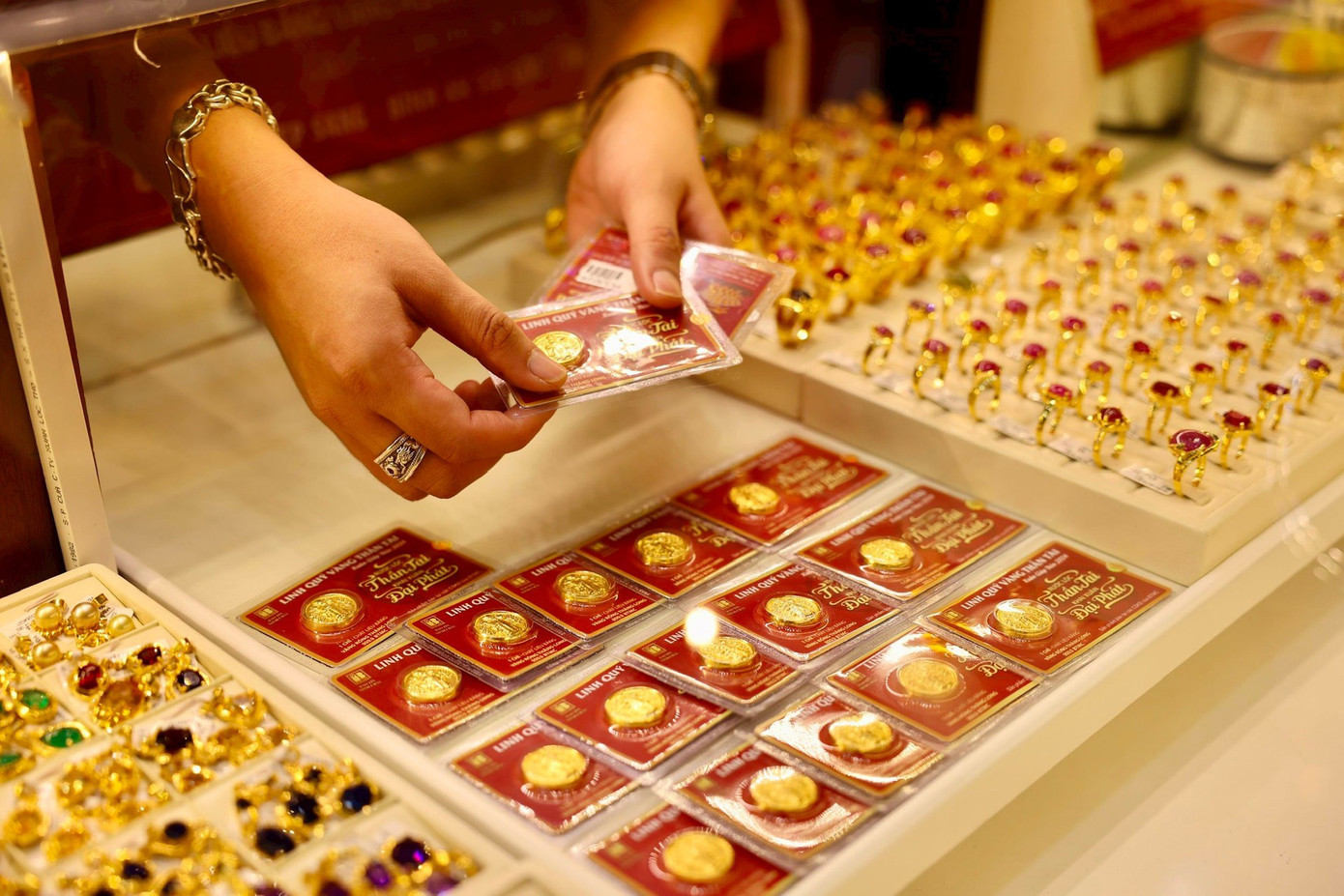 Giá vàng quay đầu giảm sau một tuần tăng mạnh. Giá vàng quay đầu giảm sau một tuần tăng mạnh.