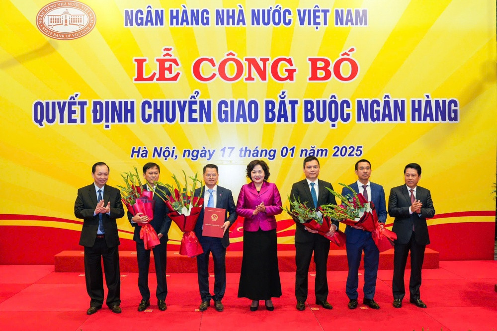 Thống đốc Ngân hàng Nhà nước trao quyết định chuyển giao 2 ngân hàng yếu kém (ảnh: SBV). Thống đốc Ngân hàng Nhà nước trao quyết định chuyển giao 2 ngân hàng yếu kém (ảnh: SBV).