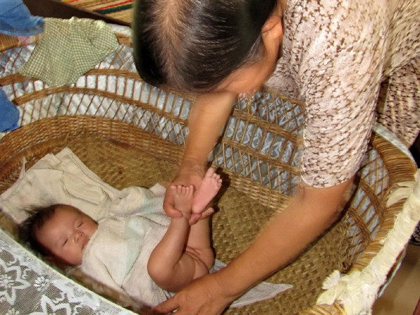 Bé Xòe ốm yếu, bệnh tật được tổ ấm Bình Minh đưa về ngày nào, giờ đã kháu khỉnh, xinh xắn. Ảnh: Ngọc Văn