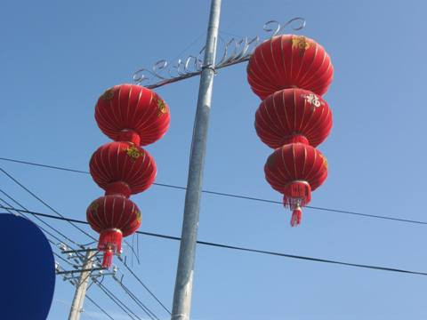 Lồng đèn treo trên nhiều tuyến đường