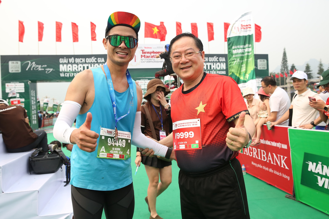 Nhà báo Lê Xuân Sơn - Tổng Biên tập báo Tiền Phong, đồng Trưởng Ban tổ chức Tiền Phong Marathon, chung vui cùng vận động viên tại vạch đích.