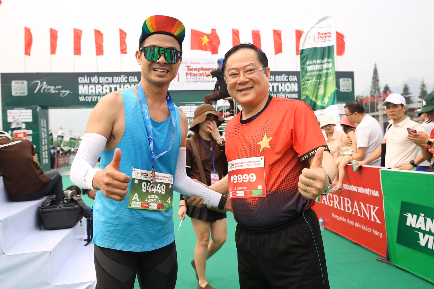 Nhà báo Lê Xuân Sơn - Tổng Biên tập báo Tiền Phong, đồng Trưởng Ban tổ chức Tiền Phong Marathon, chung vui cùng vận động viên tại vạch đích.