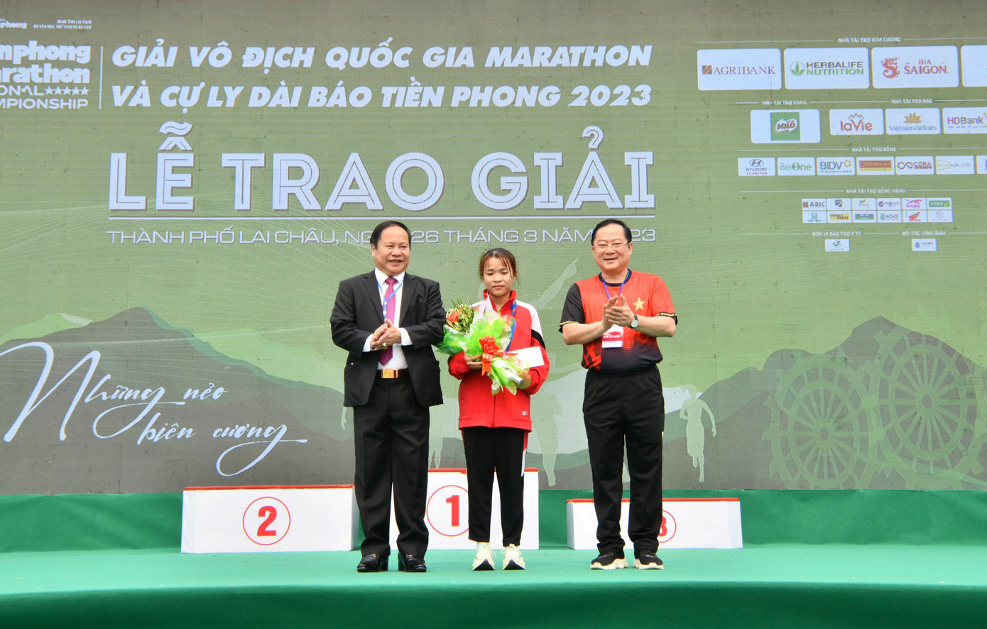 Phó Chủ tịch Thường trực UBND tỉnh Lai Châu Tống Thanh Hải và Tổng Biên tập báo Tiền Phong Lê Xuân Sơn chúc mừng sinh nhật vận động viên Lê Thị Tuyết, nhà vô địch cự ly 42km hệ nữ tuyển.