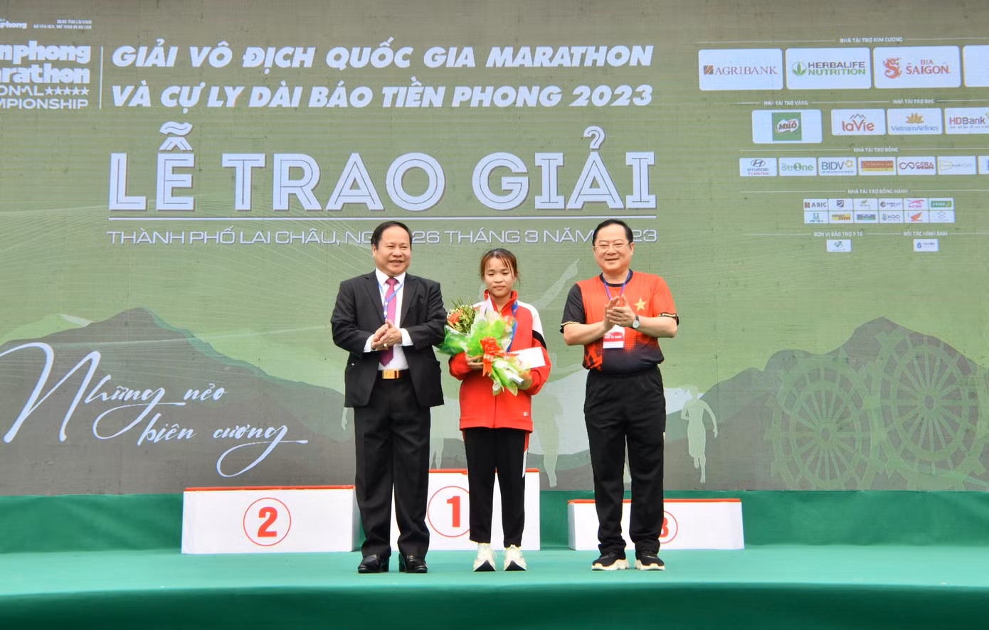 Phó Chủ tịch Thường trực UBND tỉnh Lai Châu Tống Thanh Hải và Tổng Biên tập báo Tiền Phong Lê Xuân Sơn chúc mừng sinh nhật vận động viên Lê Thị Tuyết, nhà vô địch cự ly 42km hệ nữ tuyển.
