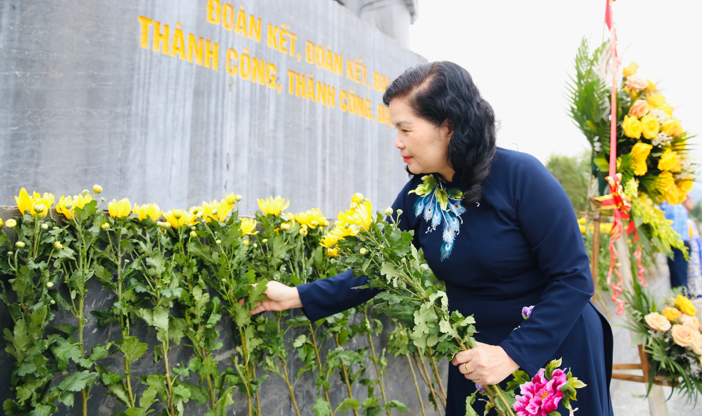 Bà Giàng Páo Mỷ - Ủy viên Ban Chấp hành Trung ương Đảng, Bí thư Tỉnh ủy, Trưởng Đoàn đại biểu Quốc hội tỉnh, Chủ tịch HĐND tỉnh Lai Châu, dâng hoa trước tượng đài Bác Hồ với đồng bào các dân tộc Lai Châu