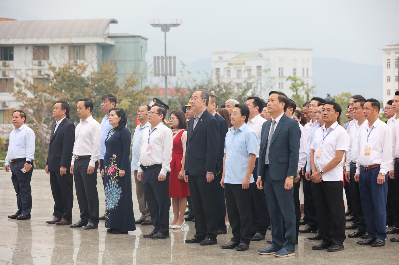 Các đại biểu thành kính trước tượng đài Bác Hồ với đồng bào các dân tộc Lai Châu