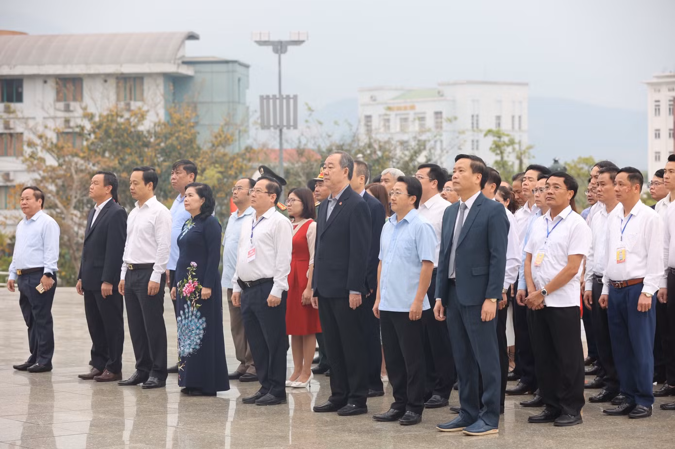 Các đại biểu thành kính trước tượng đài Bác Hồ với đồng bào các dân tộc Lai Châu