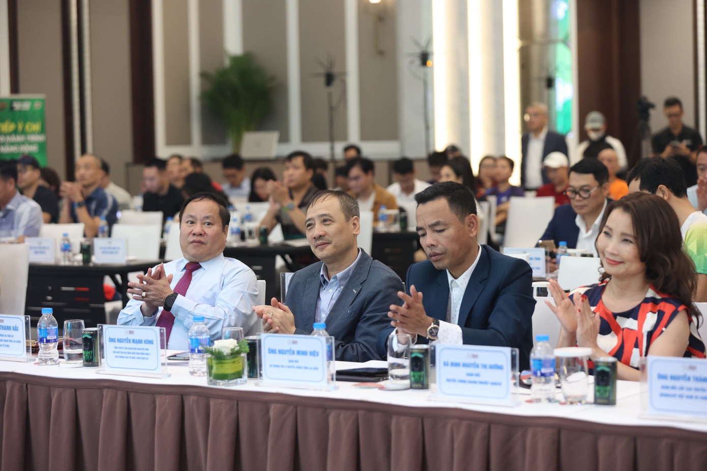 Lãnh đạo UBND tỉnh Lai Châu và các đại biểu, khách mời dự họp báo Lãnh đạo UBND tỉnh Lai Châu và các đại biểu, khách mời dự họp báo