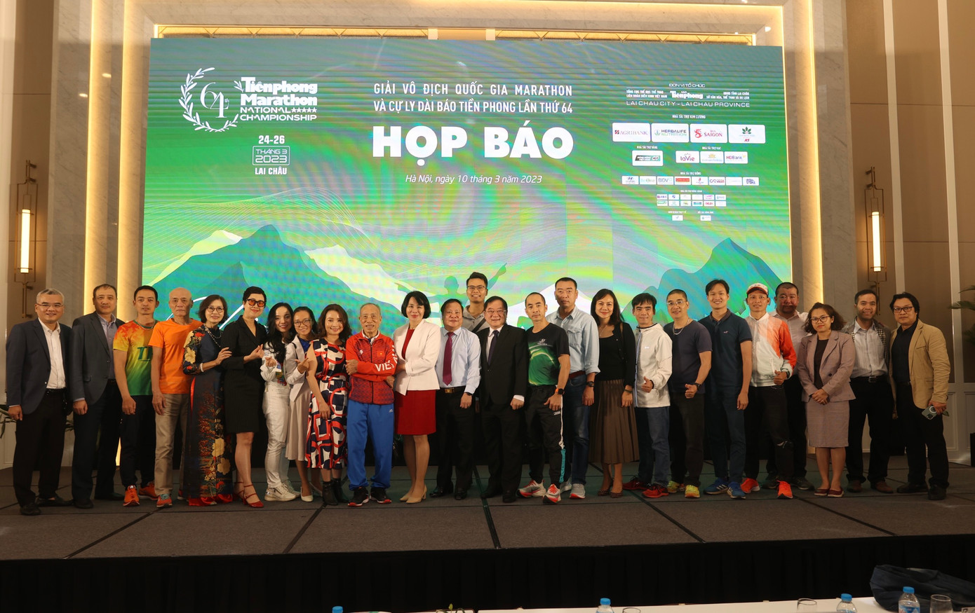 Ban tổ chức và các đại biểu, khách mời họp báo chụp ảnh lưu niệm Ban tổ chức và các đại biểu, khách mời họp báo chụp ảnh lưu niệm