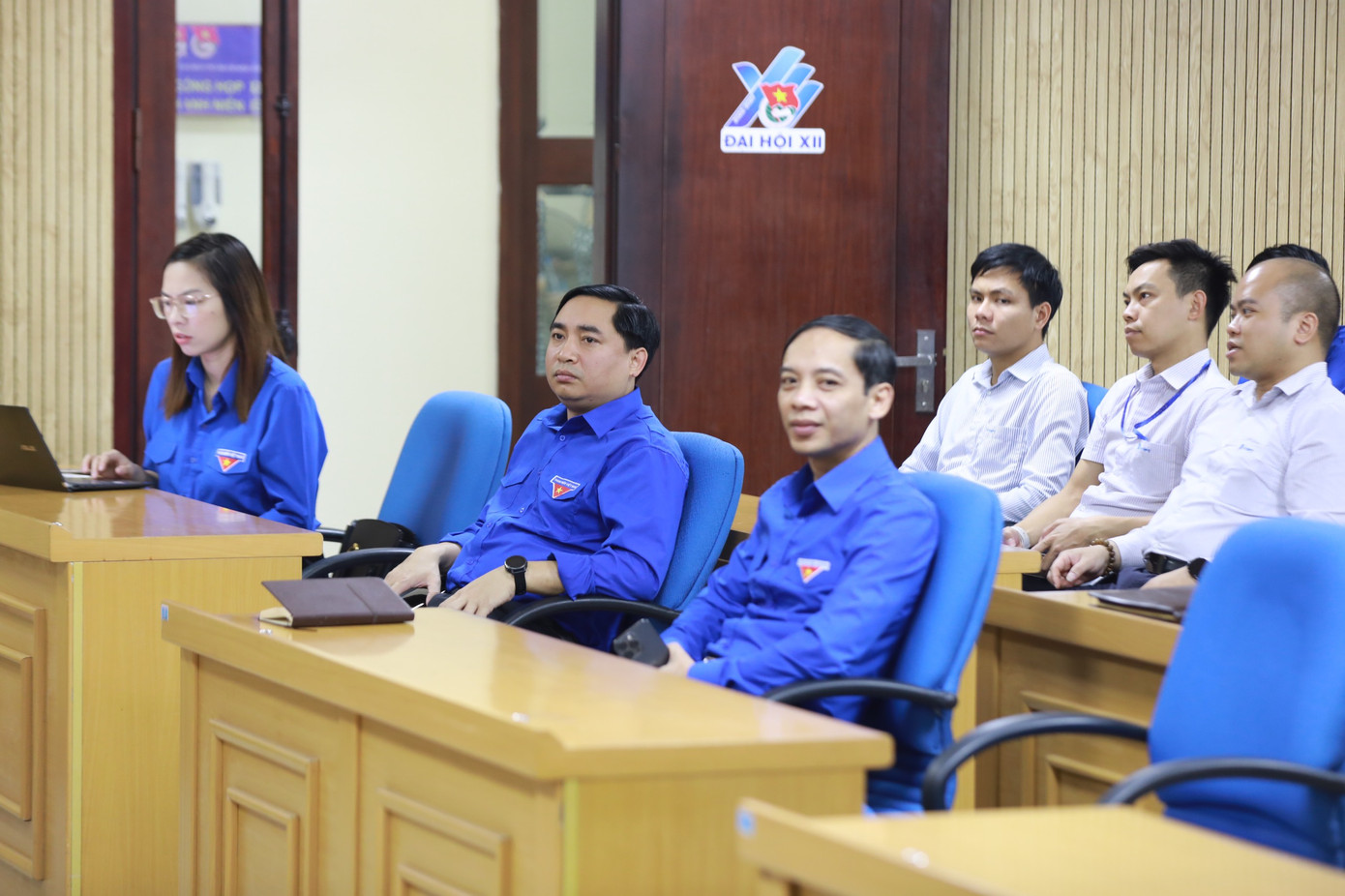 Các đại biểu tại điểm cầu trực tuyến trụ sở Trung ương Đoàn (Hà Nội) theo dõi Hội nghị đối thoại của Thủ tướng với thanh niên Việt Nam.