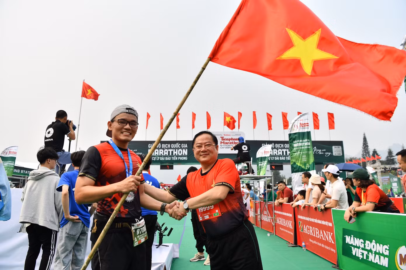 Nhà báo Lê Xuân Sơn - Tổng Biên tập báo Tiền Phong, đồng Trưởng Ban tổ chức Tiền Phong Marathon, chung vui cùng vận động viên tại vạch đích.