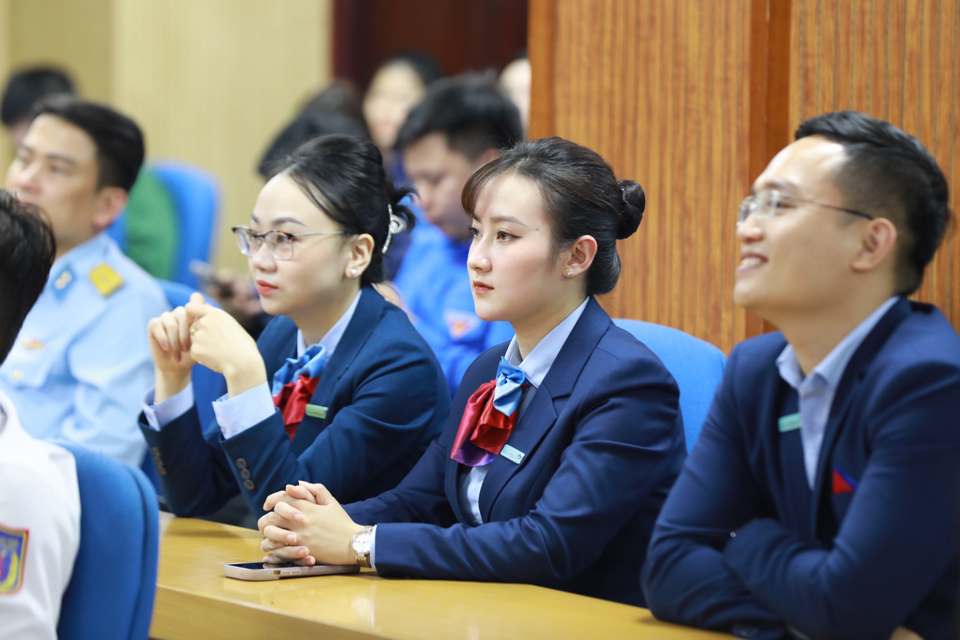 Các đại biểu tại điểm cầu trực tuyến trụ sở Trung ương Đoàn (Hà Nội) theo dõi Hội nghị đối thoại của Thủ tướng với thanh niên Việt Nam.