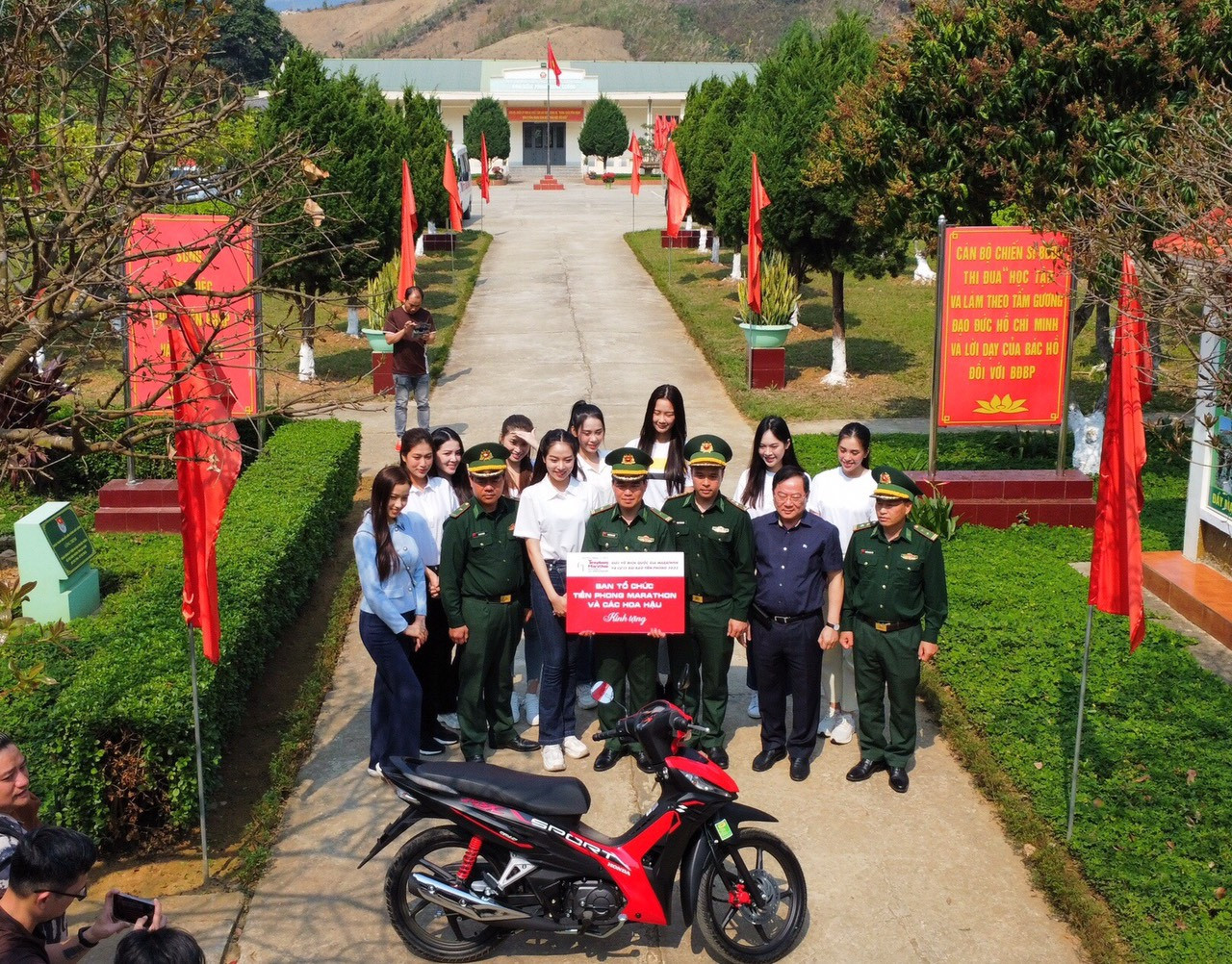Ban tổ chức Tiền Phong Marathon 2023 cùng các hoa hậu, người đẹp Hoa hậu Việt Nam tặng chiếc xe máy Honda cho các chiến sĩ Đồn Biên phòng Huổi Luông.