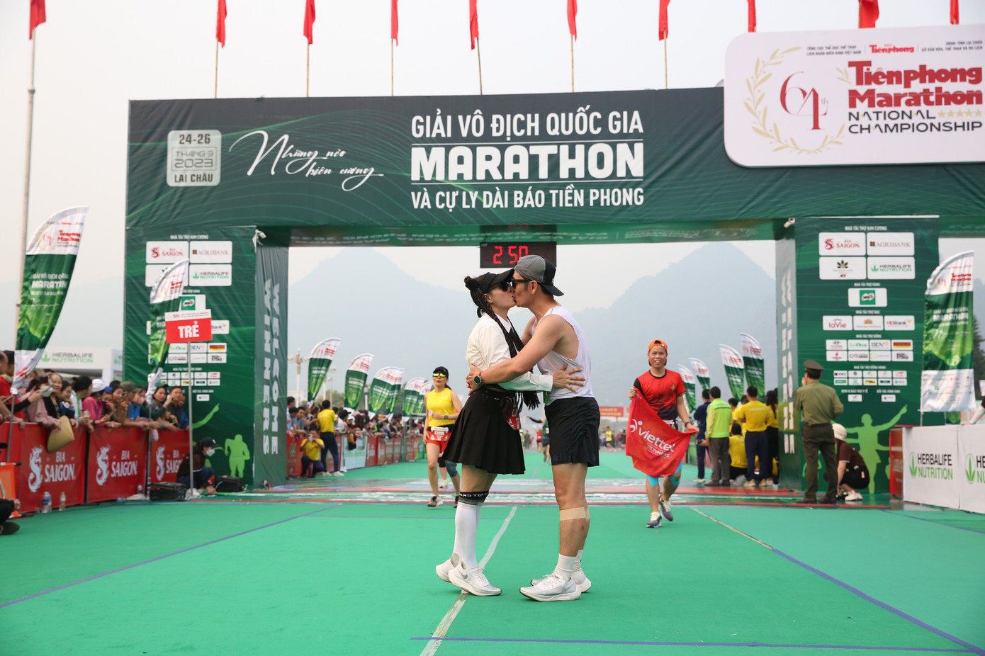 Khoảnh khắc ngọt ngào trên vạch đích Tiền Phong Marathon 2023.