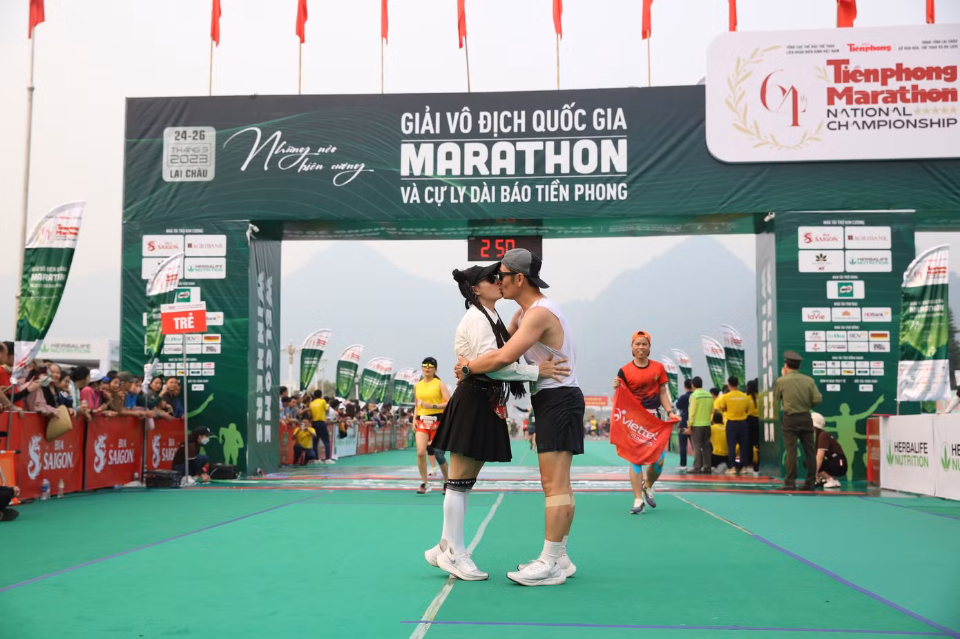 Khoảnh khắc ngọt ngào trên vạch đích Tiền Phong Marathon 2023.