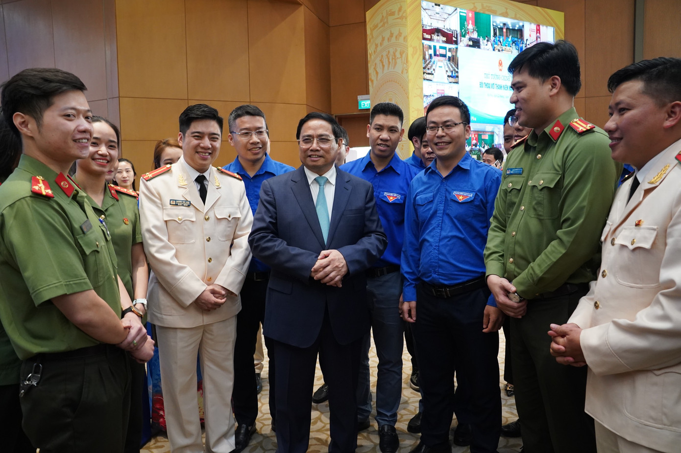 Thủ tướng Phạm Minh Chính trò chuyện với các đại biểu thanh niên tham dự Hội nghị đối thoại.