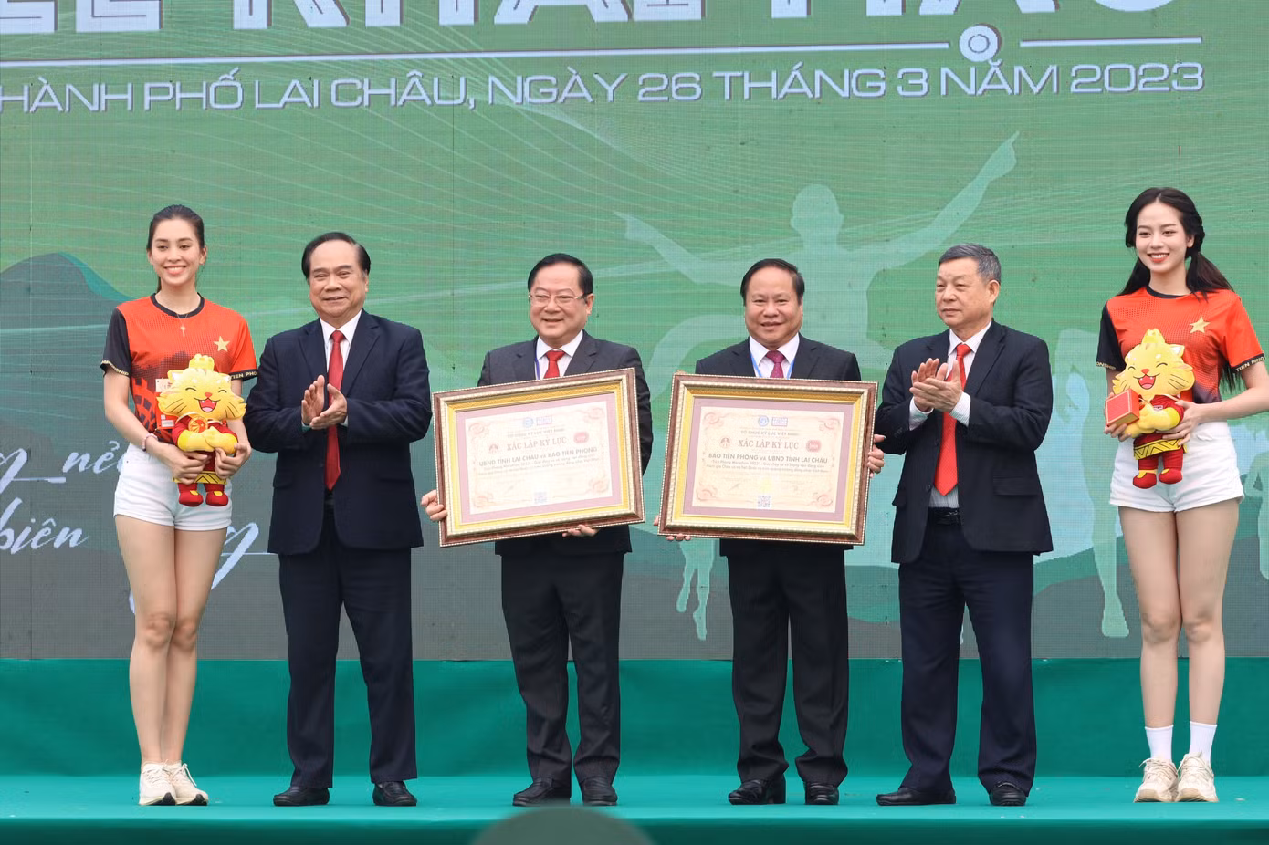Phó Chủ tịch Thường trực UBND tỉnh Lai Châu Tống Thanh Hải và Tổng Biên tập báo Tiền Phong Lê Xuân Sơn; hai đại sứ của giải Tiền Phong Marathon là Hoa hậu Việt Nam 2018 Trần Tiểu Vy và Hoa hậu Việt Nam 2022 Huỳnh Thanh Thuỷ nhận chứng nhận kỷ lục.