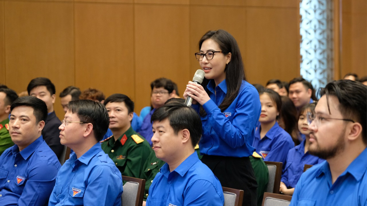 Nhiều đại biểu đặt câu hỏi tại Hội nghị đối thoại của Thủ tướng.