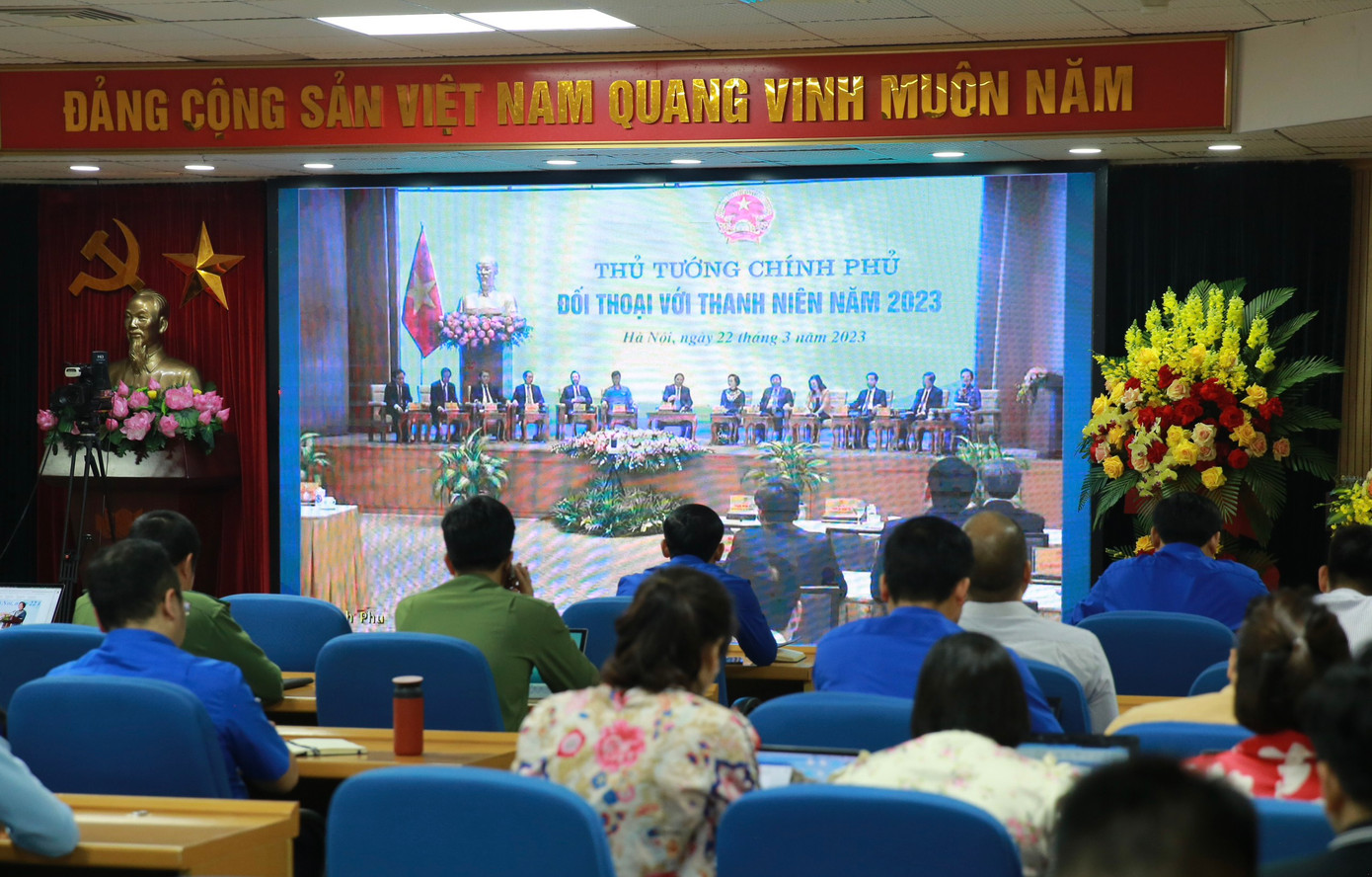 Các đại biểu tại điểm cầu trực tuyến trụ sở Trung ương Đoàn (Hà Nội) theo dõi Hội nghị đối thoại của Thủ tướng với thanh niên Việt Nam.