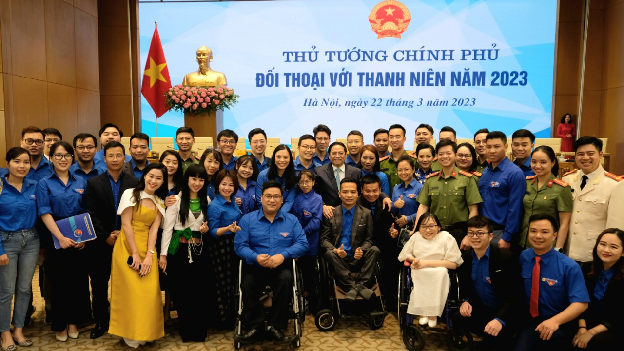 Thủ tướng Phạm Minh Chính chụp ảnh kỷ niệm cùng các đại biểu thanh niên