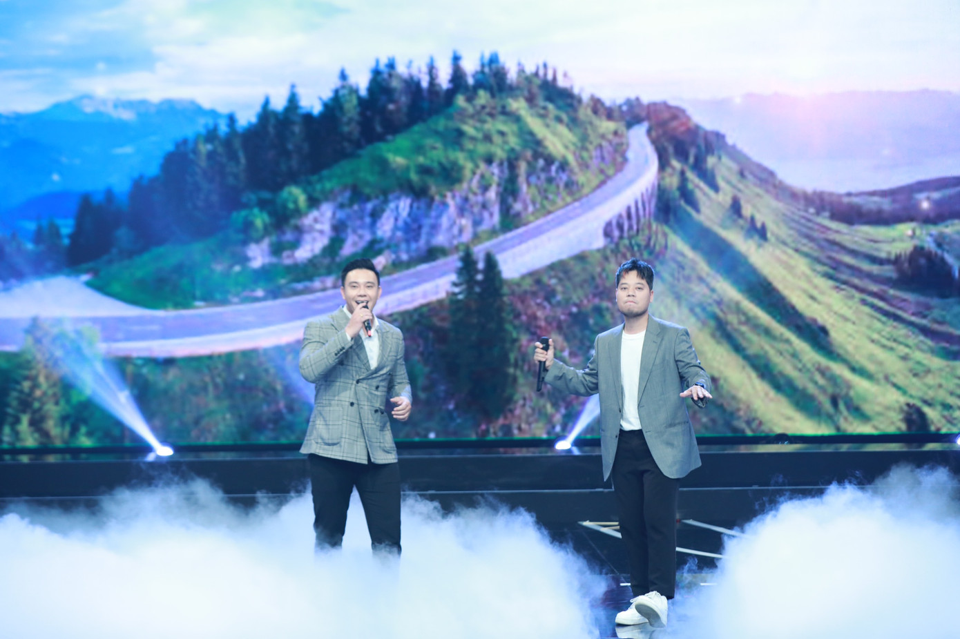 Tuyên dương 10 Gương mặt trẻ Việt Nam tiêu biểu năm 2022 ảnh 52