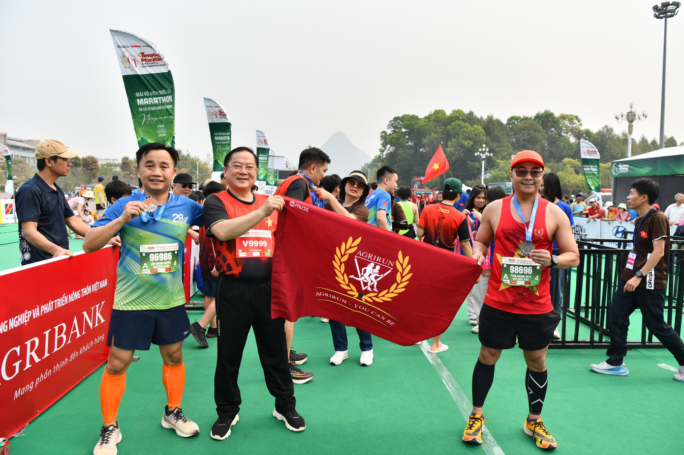 Nhà báo Lê Xuân Sơn - Tổng Biên tập báo Tiền Phong, đồng Trưởng Ban tổ chức Tiền Phong Marathon, chung vui cùng vận động viên tại vạch đích.