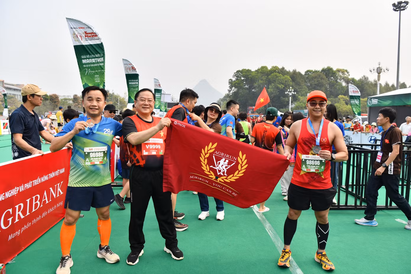 Nhà báo Lê Xuân Sơn - Tổng Biên tập báo Tiền Phong, đồng Trưởng Ban tổ chức Tiền Phong Marathon, chung vui cùng vận động viên tại vạch đích.
