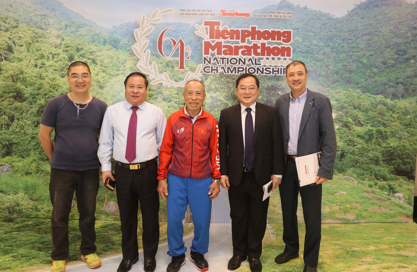 Kiện tướng, huấn luyện viên Bùi Lương cùng các thành viên Ban tổ chức Tiền Phong Marathon 2023 Kiện tướng, huấn luyện viên Bùi Lương cùng các thành viên Ban tổ chức Tiền Phong Marathon 2023