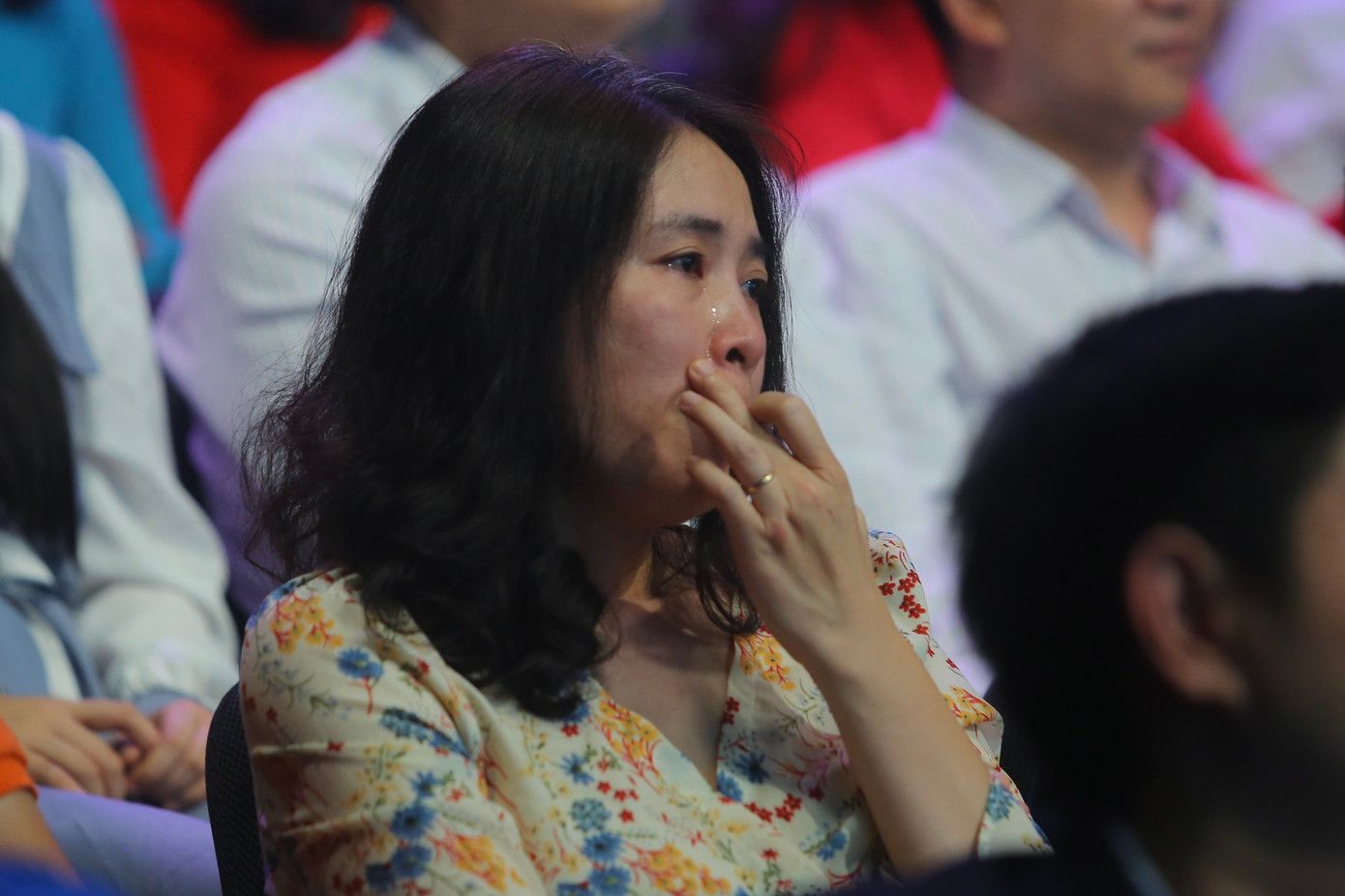 Khán giả không kìm được những giọt nước mắt khi nghe những câu chuyện đầy cảm xúc của các Gương mặt trẻ Việt Nam tiêu biểu tại buổi giao lưu.