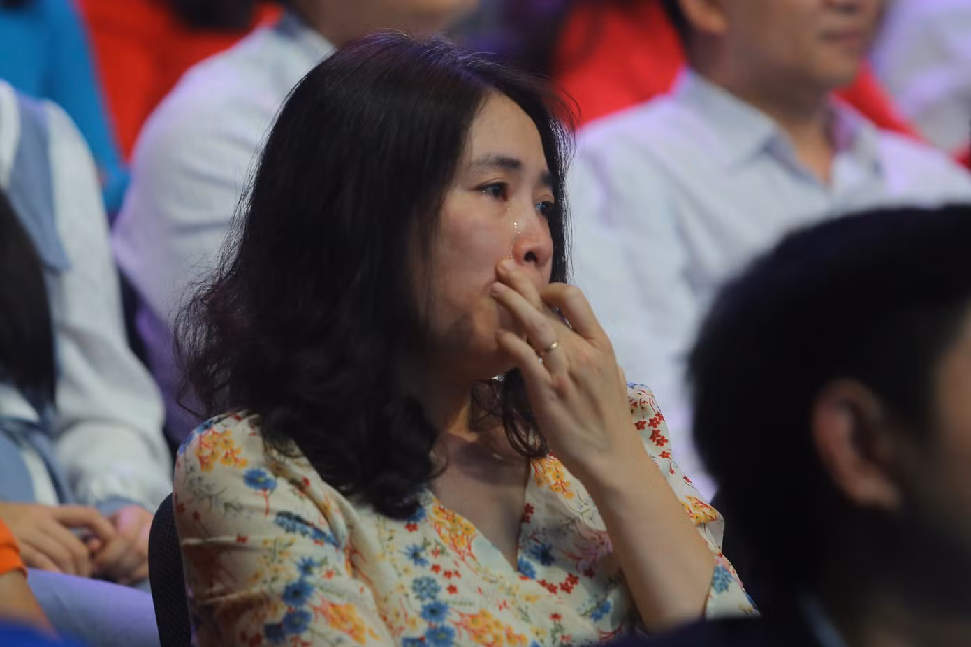 Khán giả không kìm được những giọt nước mắt khi nghe những câu chuyện đầy cảm xúc của các Gương mặt trẻ Việt Nam tiêu biểu tại buổi giao lưu.