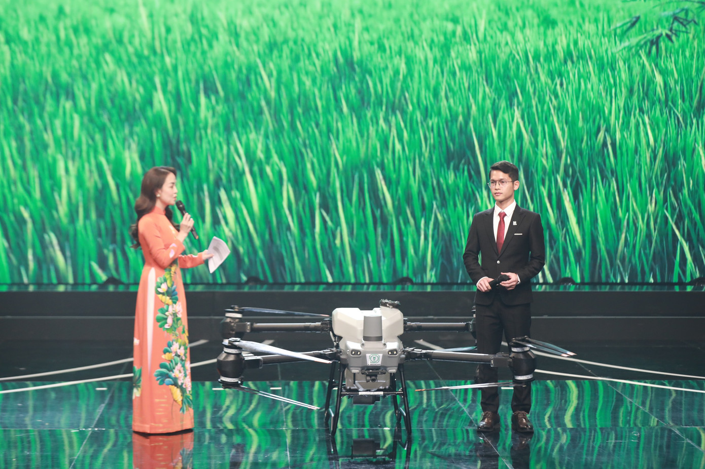 Anh Nguyễn Văn Thiên Vũ - Công ty CP thiết bị bay AgriDrone Việt Nam, Gương mặt trẻ Việt Nam tiêu biểu năm 2022 giao lưu tại lễ tuyên dương