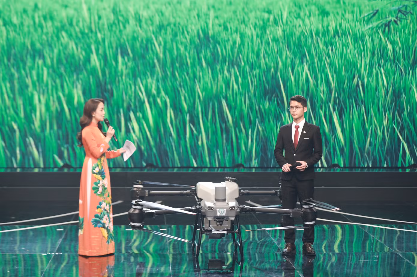 Anh Nguyễn Văn Thiên Vũ - Công ty CP thiết bị bay AgriDrone Việt Nam, Gương mặt trẻ Việt Nam tiêu biểu năm 2022 giao lưu tại lễ tuyên dương