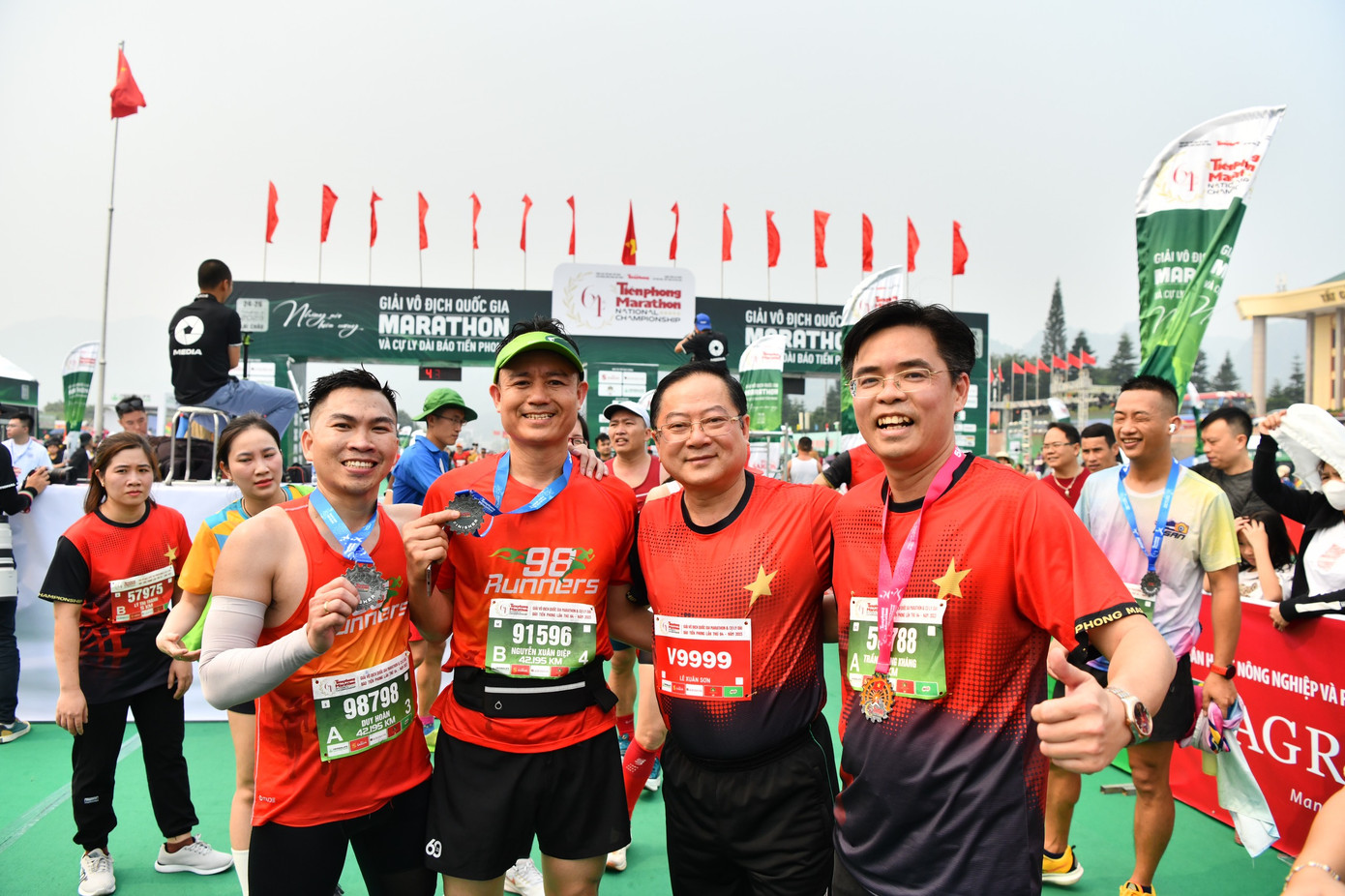 Nhà báo Lê Xuân Sơn - Tổng Biên tập báo Tiền Phong, đồng Trưởng Ban tổ chức Tiền Phong Marathon, chung vui cùng các vận động viên tại vạch đích.