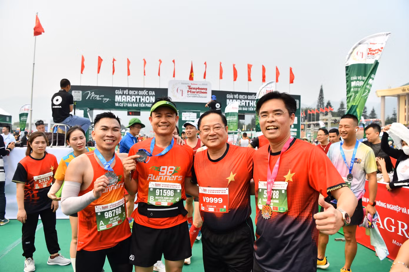 Nhà báo Lê Xuân Sơn - Tổng Biên tập báo Tiền Phong, đồng Trưởng Ban tổ chức Tiền Phong Marathon, chung vui cùng các vận động viên tại vạch đích.
