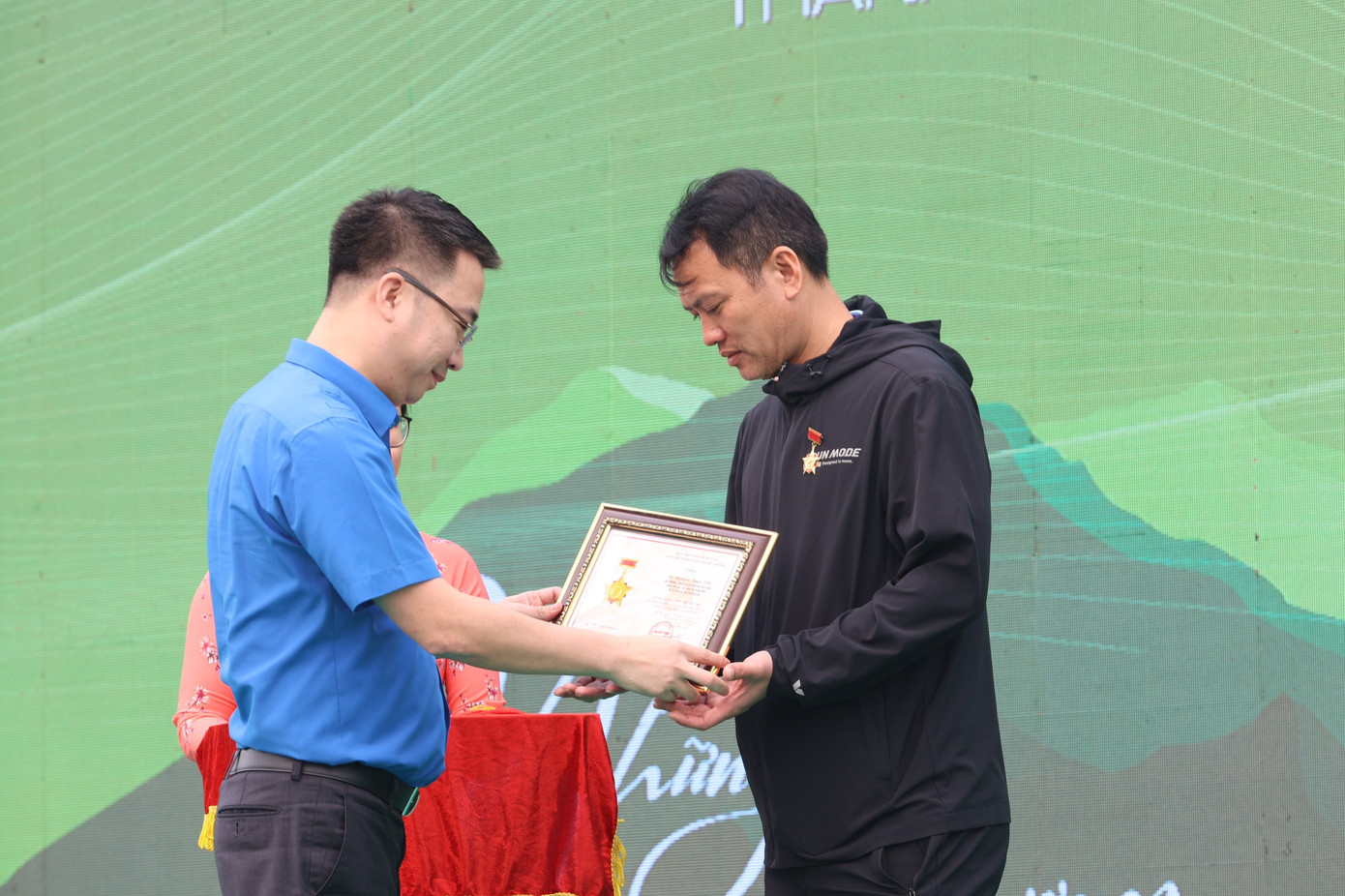 Bí thư T.Ư Đoàn Nguyễn Tường Lâm trao kỷ niệm chương tặng ông Nguyễn Tuấn Viết.