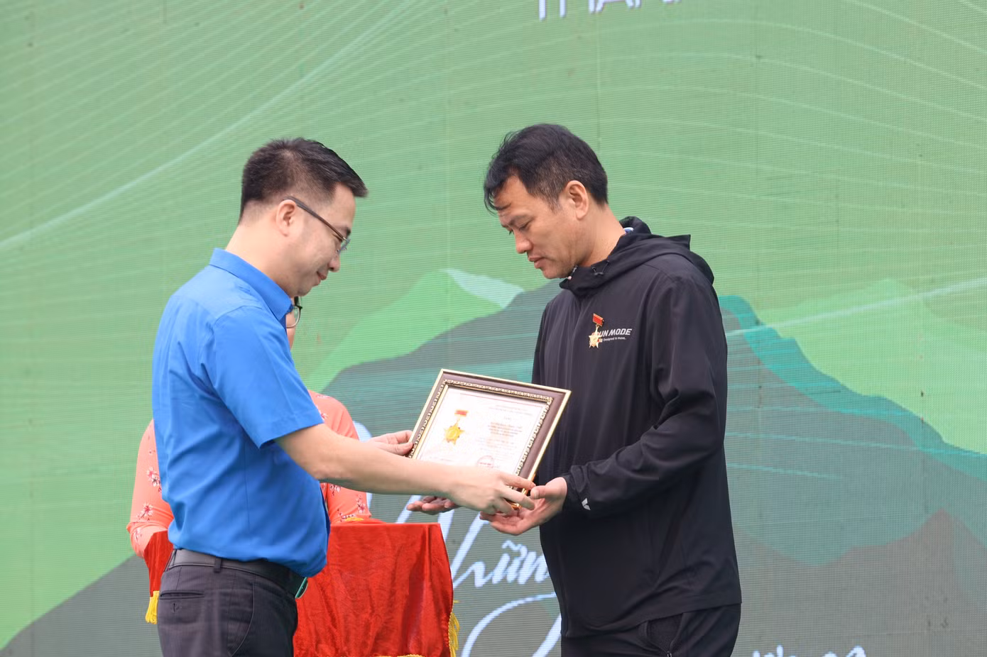 Bí thư T.Ư Đoàn Nguyễn Tường Lâm trao kỷ niệm chương tặng ông Nguyễn Tuấn Viết.