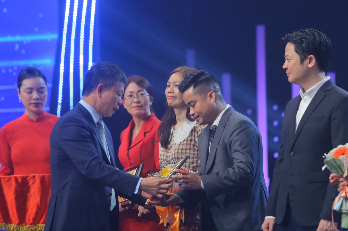 Tuyên dương 10 Gương mặt trẻ Việt Nam tiêu biểu năm 2022 ảnh 23