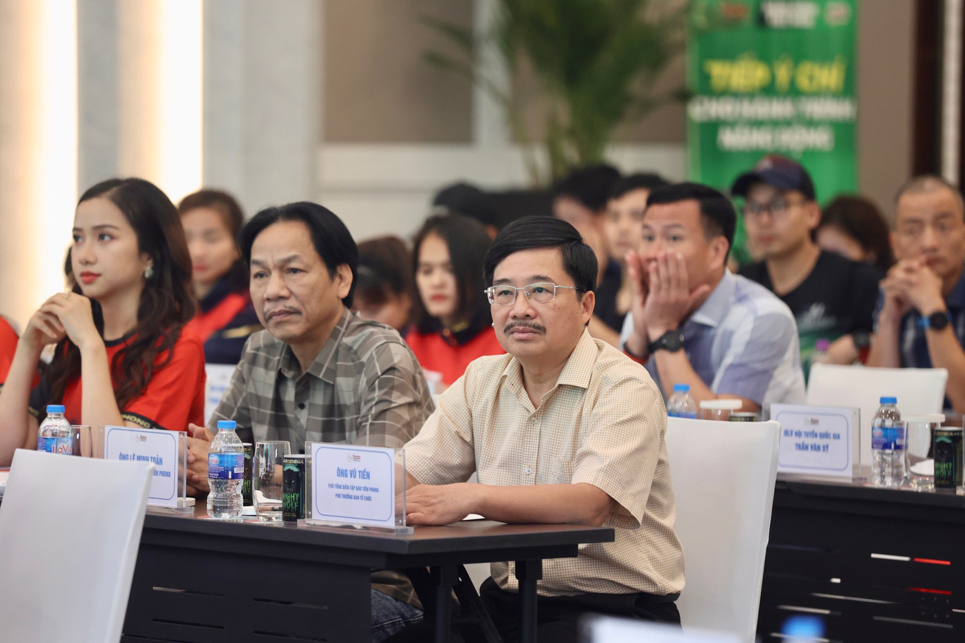 Nhà báo Vũ Tiến - Phó Tổng biên tập báo Tiền Phong (bìa phải) và nhà báo Lê Minh Toản - Phó Tổng biên tập báo Tiền Phong dự họp báo. Nhà báo Vũ Tiến - Phó Tổng biên tập báo Tiền Phong (bìa phải) và nhà báo Lê Minh Toản - Phó Tổng biên tập báo Tiền Phong dự họp báo.